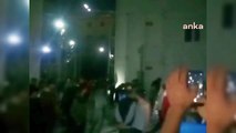 İzmir Bayraklı'daki şehir hastanesi inşaatının şantiyesinde kalan işçilerden protesto