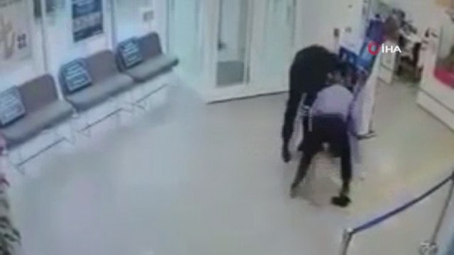 Silivri'de banka şubesinde güvenlik görevlisine saldırı kamerada