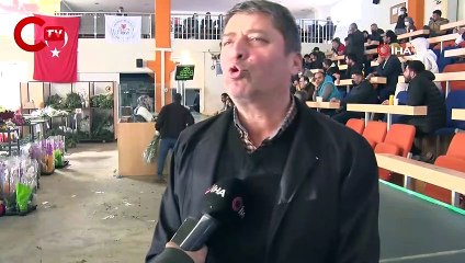 Çiçekçi esnafı yürüyen bant üzerinden gelen çiçekleri almak için yarıştı