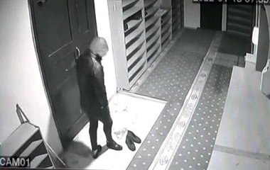 Son dakika haberi... Yazlık ayakkabılarla camiye geldi, kışlık botla çıktı... Cami imamının botlarını çalan hırsız kamerada