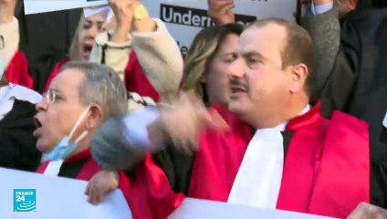 قضاة تونسيون يتظاهرون ضد حلّ الرئيس المجلس الأعلى للقضاء