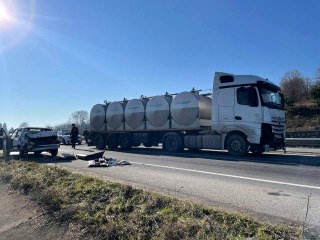 D020 karayolunda kamyon ile otomobil çarpıştı: 1 yaralı