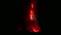 L'Etna dà spettacolo, fulmini vulcanici nella notte: le immagini del raro fenomeno