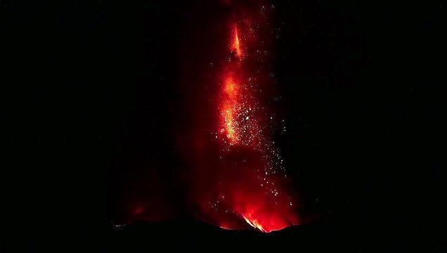 L'Etna dà spettacolo, fulmini vulcanici nella notte: le immagini del raro fenomeno