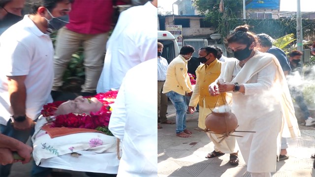 Raveena Tandon ने ऐसे निभाई पापा की अंतिम रस्में; Raveena father funeral video | FilmiBeat