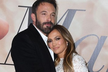 Jennifer Lopez dévoile sa somptueuse robe de mariée dans les bras de Ben Affleck... Ils sont plus amoureux que jamais