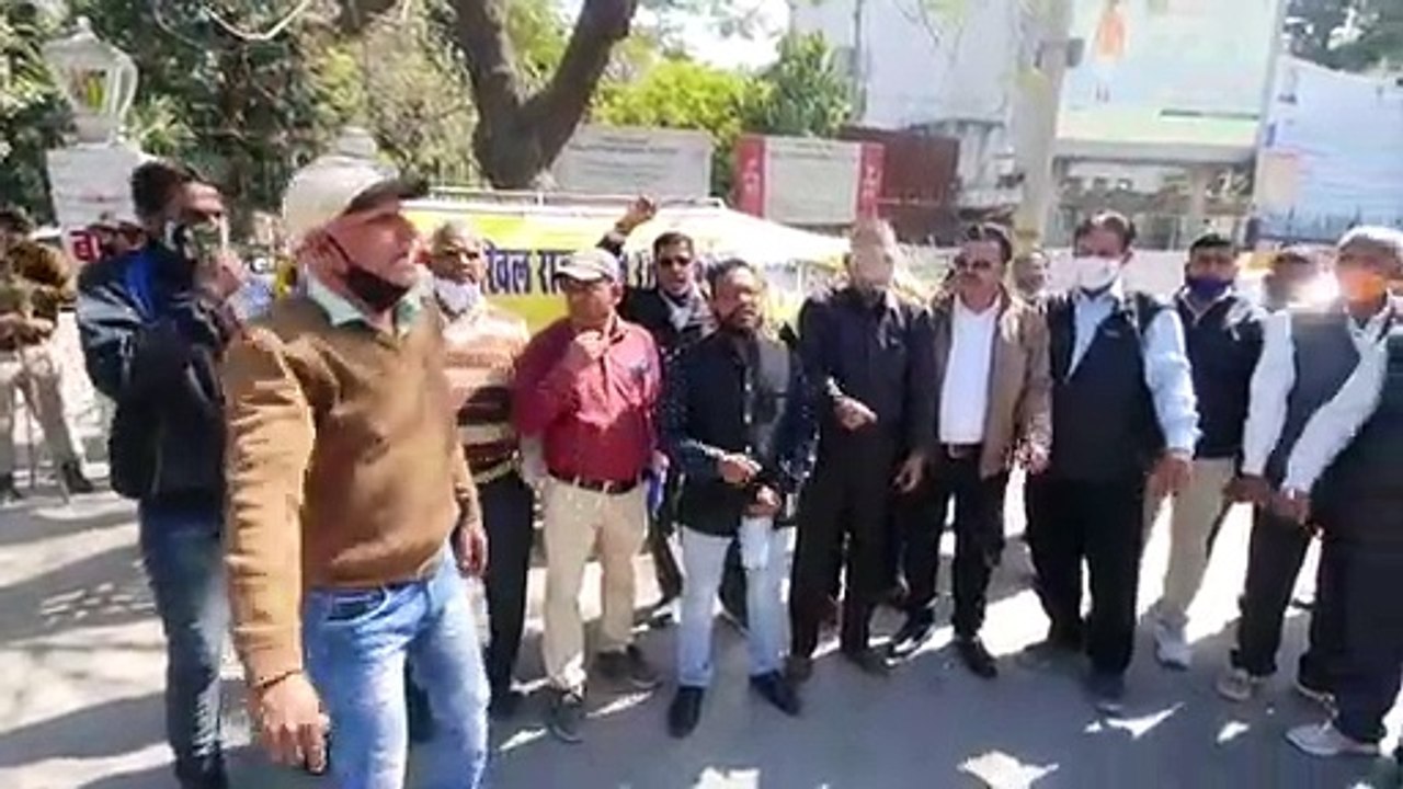 अखिल राजस्थान राज्य कर्मचारी संयुक्त महासंघ के बैनर तले आज कर्मचारियों ने वेतन विसंगति व अन्य मांगों को लेकर जिला कलेक्टर पर प्रदर्शन किया
