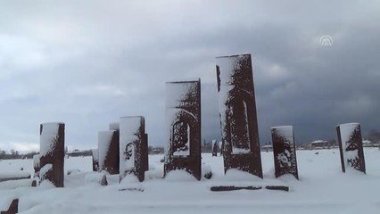 Bitlis'teki Selçuklu Meydan Mezarlığı karla beyaza büründü