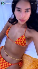 Dua Lipa, détendue en bikini à Miami Beach. Le 10 février 2022.