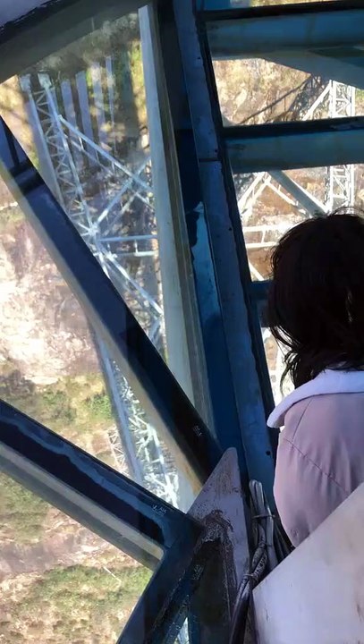 Clip: Phát hiện cầu kính cao nhất Việt Nam bị nứt vỡ, du khách hoảng sợ cảnh báo