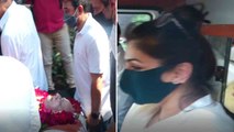 Raveena Tandon father last rite:  पापा को ambulance में आखिरी बार देखती रही Raveena | FilmiBeat