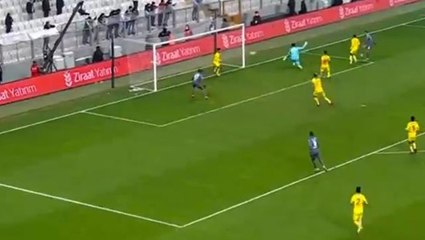 Beşiktaş gol kaçırdı, A Spor yorumcusu canlı yayında kendinden geçti! Tepkiler çığ gibi