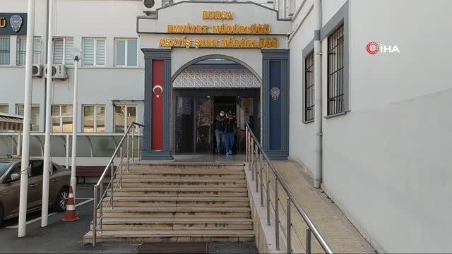 Rehin aldıkları 2 gencin ağzına silah dayayıp kadın elbisesi giydiren çete yakalandı