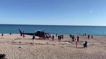 Motor arızası yapan helikopter sahile acil iniş yaptı (1)
