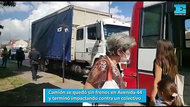 Camión se quedó sin frenos en Avenida 44 y terminó impactando contra un colectivo