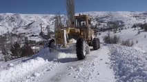 Ekipler, yolu kardan kapanan köydeki hasta için seferber oldu