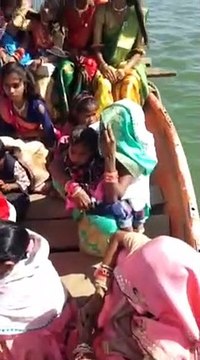 टापुओं के बीच दूल्हे राजा का गांव, नाव से निकली बारात