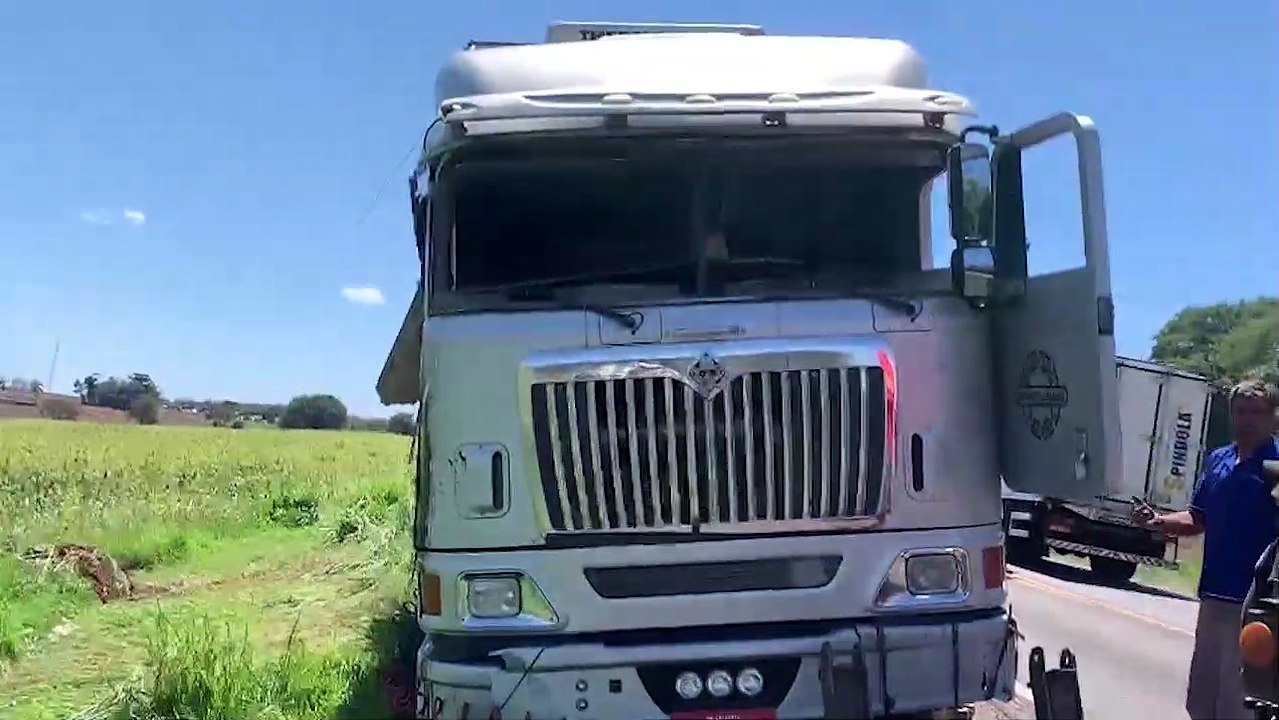 Carreta tomba na BR-277; não houve feridos