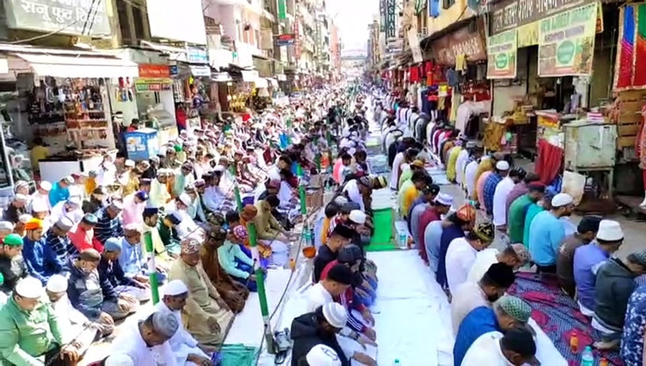 Vedio Namaz:  बड़े की कुल की रस्म और नमाज में उमड़े अकीदतमंद