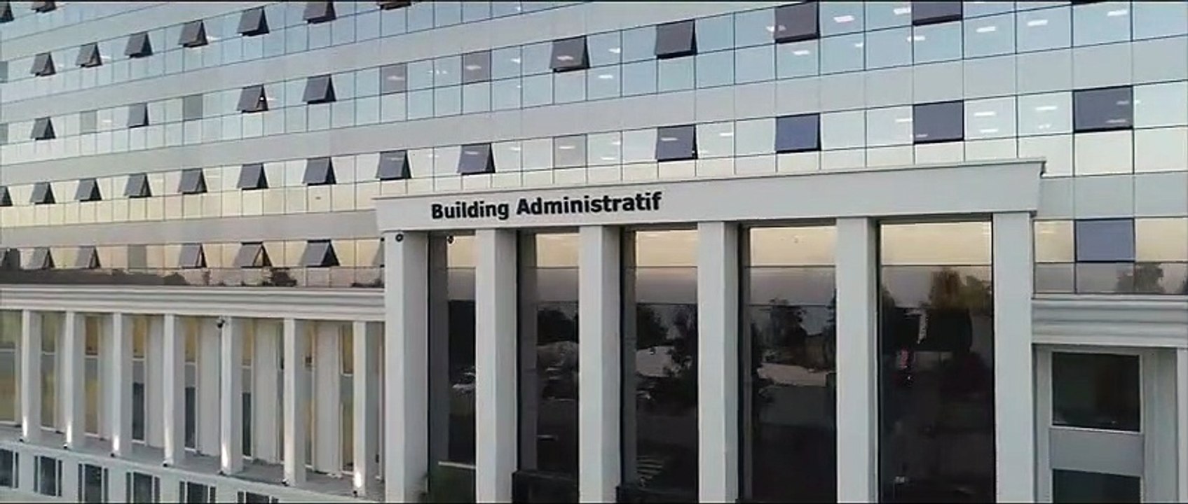 Malgré tous les milliards investis :  après son incendie, le building hors service depuis 6 mois