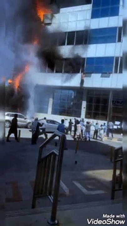 Des passants sauvent un homme piégé dans un immeuble en feu