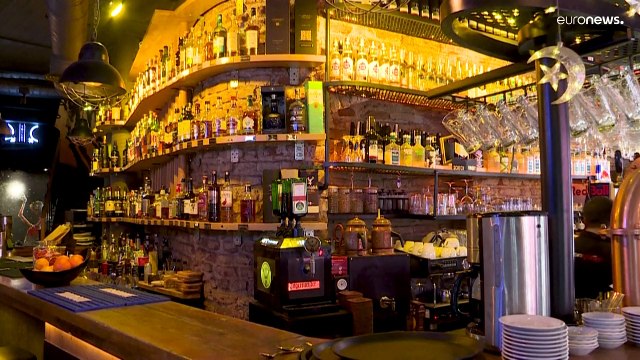 Турки стали меньше ходить в рестораны и бары