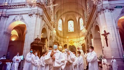 ¿Por qué se lleva en procesión un cruz antes de la misa?