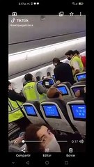 Señora se cambia a asiento premier y por no regresar a su lugar, la bajan del avión. Vuelo