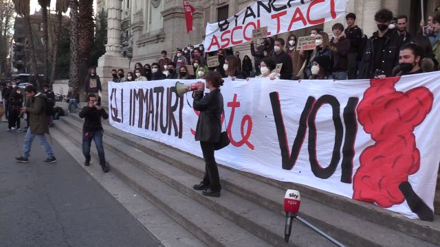 Maturita', studenti in presidio al ministero dell'Istruzione: Gli immaturi siete voi