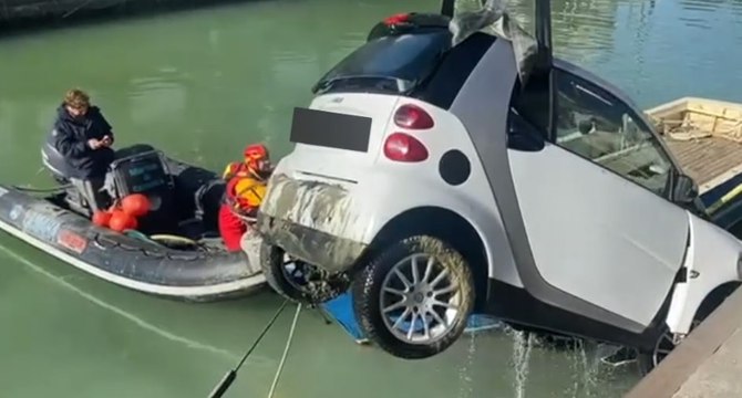 Gabicce Mare (PU) - Smart finisce in acqua (11.02.22)