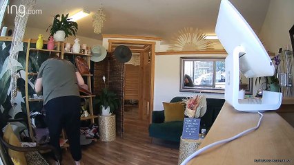 DoorDash Driver Appears to Steal Jewelry