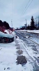 Une Tesla renversé par un train