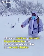 Médicos caminan por la nieve para vacunar personas en aldeas al norte de India
