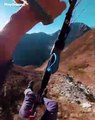 Un piloto de parapente vuela a ras del suelo en los Alpes austriacos