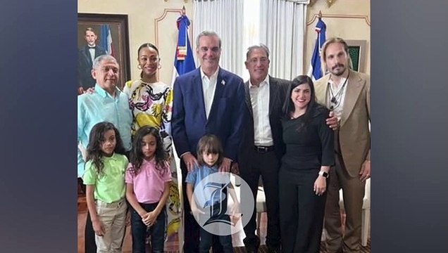 Zoé Saldaña y su familia visitan a Luis Abinader en el Palacio Nacional