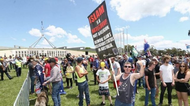 Reclaim Australia versus 'anti-racism' protesters