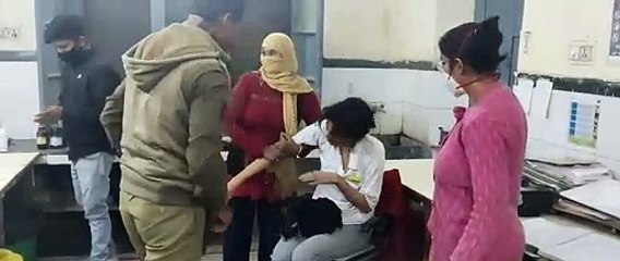 vedio: विदेशी युवती दौड़ पड़ी अद्र्धनग्न होकर...