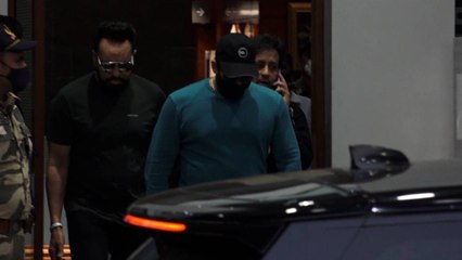 Salman Khan अपनी पूरी टीम के साथ शूटिंग से मुंबई आए वापस, Airport पर दिखा Swag | FilmiBeat