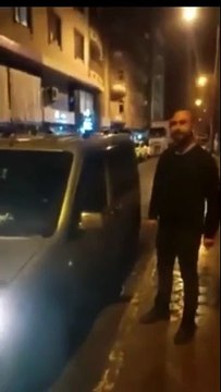 Elektrik faturasına isyan eden yurttaş sokak ortasında televizyonunu parçaladı!