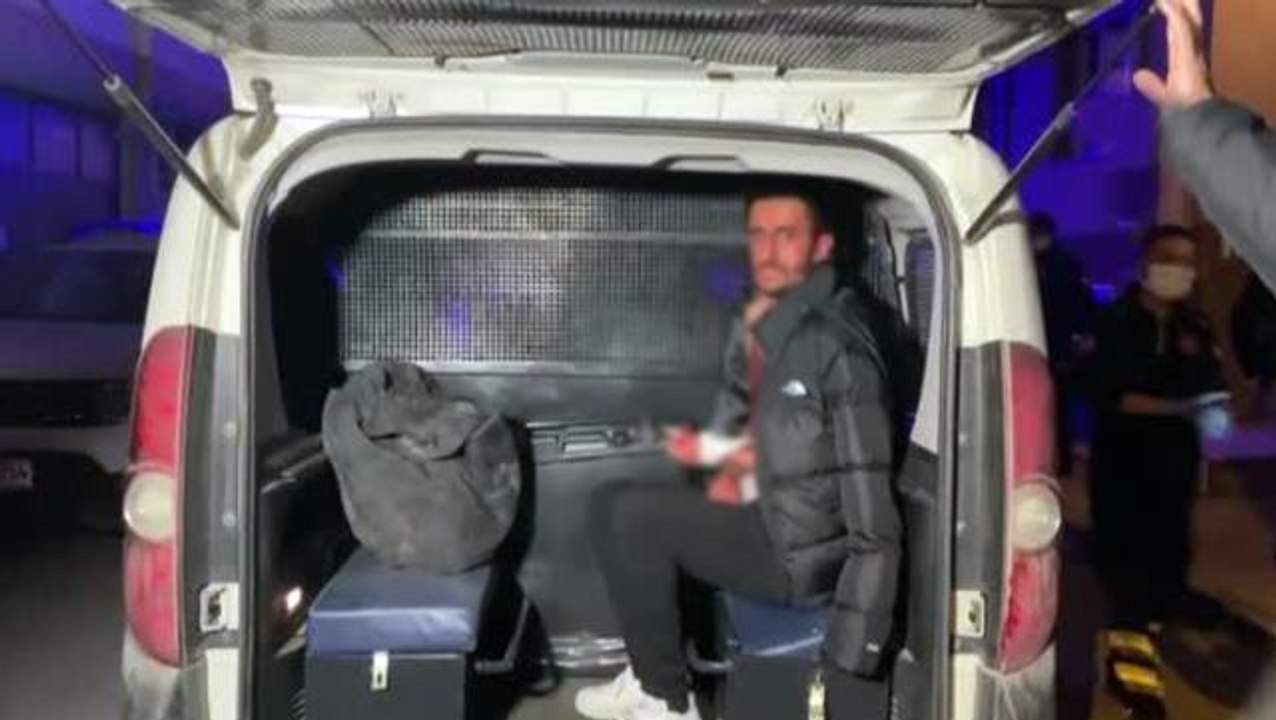 Cinnet getiren adam 13 yaşındaki kızını bıçaklayarak ağır yaraladı, eşini boğazını keserek öldürdü