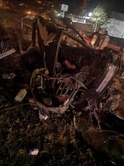 KAMYONETE ÇARPAN OTOMOBİL ÜÇE BÖLÜNDÜ: 1 ÖLÜ, 3 YARALI