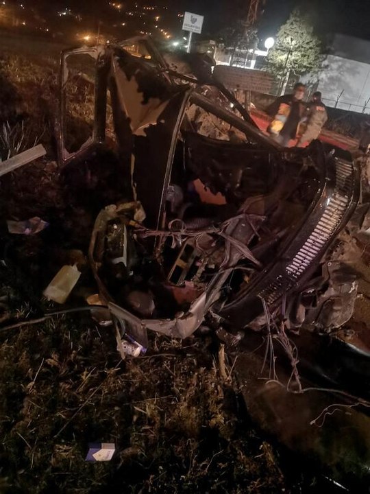 KAMYONETE ÇARPAN OTOMOBİL ÜÇE BÖLÜNDÜ: 1 ÖLÜ, 3 YARALI