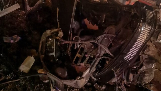 Kamyonete çarpan otomobil üçe bölündü: 1 ölü