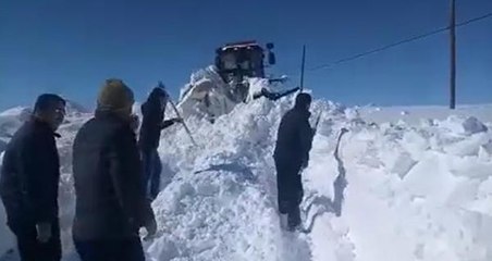 KARA SAPLANAN İŞ MAKİNESİNİ EL BİRLİĞİYLE KURTARDILAR