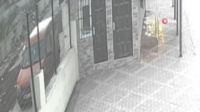Son dakika haberi: Suç makinesi hırsızın kurye aracından cep telefonu çaldığı anlar kamerada