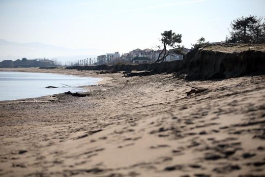 Karasu sahilinde görülen kıyı erozyonunu önlemek için çalışma başlatıldı