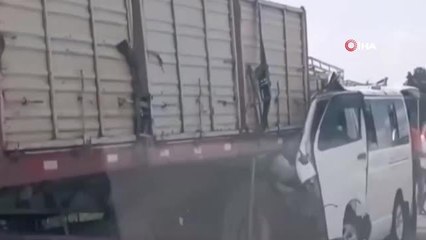 Bolivya'da otobüs kamyonla çarpıştı: 8 ölü