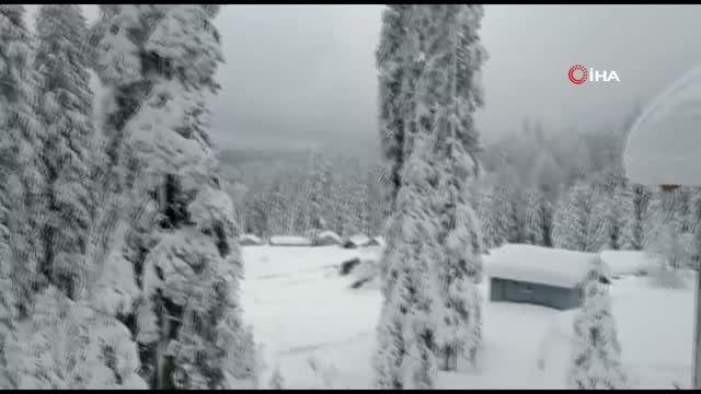 Kar kalınlığı insan boyuna ulaştı... Traktör kara gömüldü, evlerin pencereleri karla kaplandı