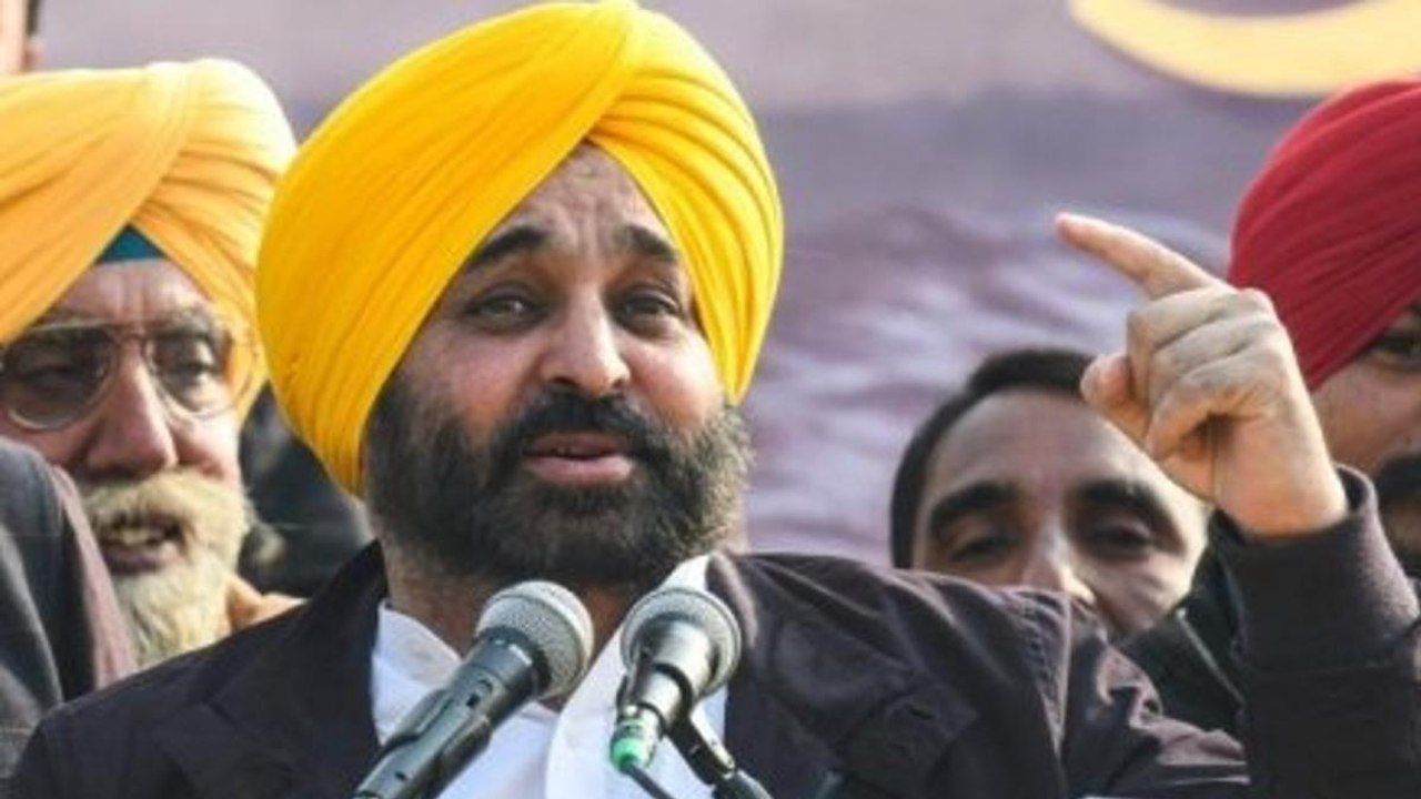 Bhagwant Mann sings song during Punjab poll cam...