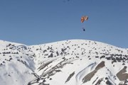 Yamaç paraşütçüleri Türk bayraklarıyla uçtu